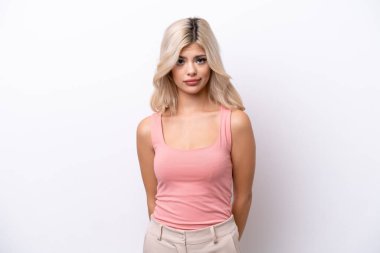 Genç Rus kadın üzgün bir ifadeyle beyaz arka planda izole edilmiş.