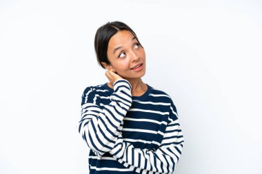 Latin kökenli genç bir kadın beyaz arka planda izole edilmiş bir fikir düşünüyor.