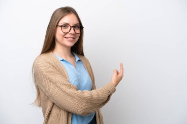 Genç Litvanyalı kadın beyaz arka planda izole edilmiş.