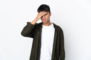 Başı ağrıyan, izole edilmiş beyaz bir geçmişi olan genç adam.