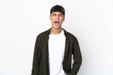 İzole edilmiş beyaz arka planda genç bir adam ağzı açık bir şekilde öne doğru bağırıyor.