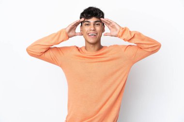 Soyutlanmış beyaz bir geçmişi olan genç bir adam.