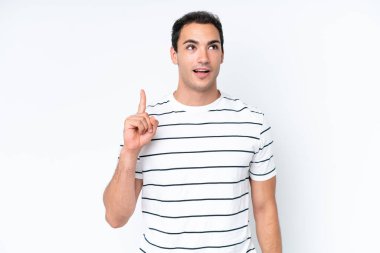 Beyaz arka planda izole edilmiş genç beyaz adam gülüyor.