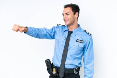Beyaz arka planda izole edilmiş genç bir beyaz adam iyi niyet gösterisi yapıyor.