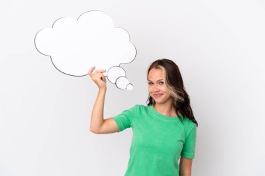 Genç Rus kız mavi arka planda izole edilmiş. Elinde düşünce balonu var.