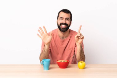 Kafkasyalı bir adam altı parmaklı bir masada kahvaltı yapıyor..