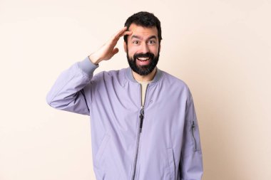 İzole edilmiş arka planda sakallı beyaz bir adam bir şey fark etti ve çözüme niyetlendi.