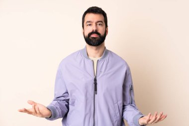 Sakallı, ceketli, soyutlanmış beyaz bir adam. Şüpheleri var.