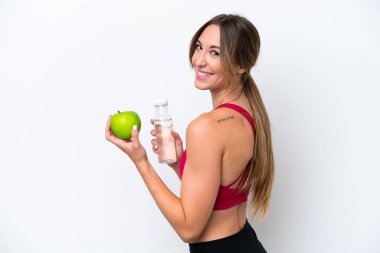 Beyaz arka planda bir elma ve bir şişe suyla izole edilmiş beyaz bir beyaz kadın.