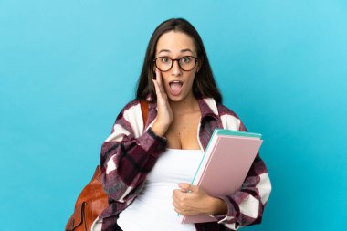 Şaşırmış ve şok olmuş bir yüz ifadesiyle izole edilmiş genç bir kız öğrenci.