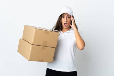 Tecrit edilmiş beyaz bir geçmişi olan genç teslimatçı kadın bir şey fark etti ve çözümü arıyor.