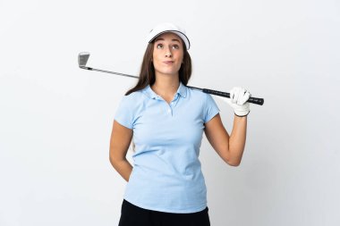 İzole edilmiş beyaz arka planda genç bir golfçü kadın...