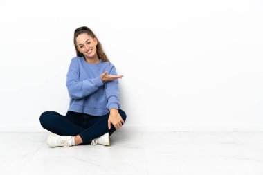 Genç kadın doğru gülümseyerek bakarken bir fikir sunan katta oturan