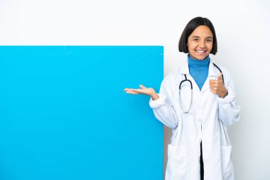 Beyaz arka planda izole edilmiş büyük bir plaketi olan genç melez bir doktor kadın. Avucunun içinde hayali bir tabela var. Reklam vermek için.