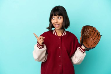 Mavi arka planda soyutlanmış beysbol eldivenli genç melez kadın çözümü bulmak için parmağını kaldırıyor.