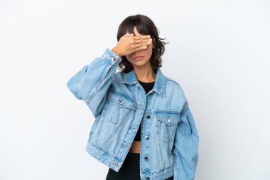 Beyaz arka planda izole edilmiş genç melez kadın gözleri elleriyle kapatıyor. Bir şey görmek istemiyorum.