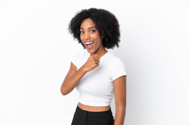 Beyaz arka planda izole edilmiş genç Afrikalı Amerikalı kadın zaferi kutluyor.