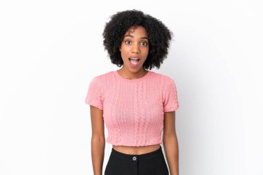 Beyaz arka planda yüzü sürpriz bir ifadeyle izole edilmiş genç Afrikalı Amerikalı kadın.