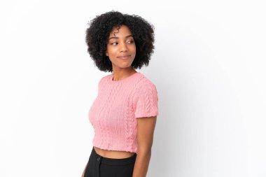 Beyaz arka planda izole edilmiş genç Afrikalı Amerikalı kadın. Portre