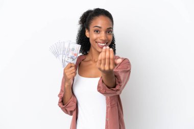 Genç Afro-Amerikalı bir kadın, beyaz arka planda izole edilmiş bir sürü para alıyor ve bizimle gelmesi için davet ediliyor. Gelmene sevindim.
