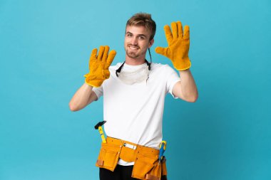Genç elektrikçi, tecrit edilmiş duvarın üzerinden dokuz parmaklı sayıyor.