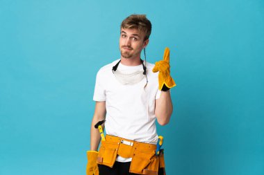 Genç elektrikçi duvarın üstünden işaret parmağıyla işaret ederek harika bir fikir.