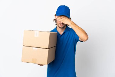 Teslimatçı, beyaz arka planda izole edilmiş, gözleri elle kapatıyor. Bir şey görmek istemiyorum.