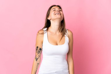 Genç Slovak kadın pembe arka planda yalnız gülüyor.