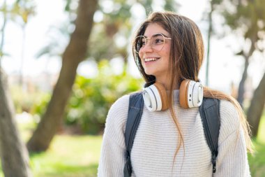 Genç, güzel, beyaz, mutlu bir yüzü olan bir kadın.