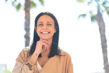 Açık havada genç bir kadın Neşeli bir ifadeyle