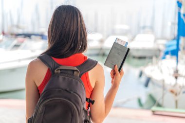 Genç, güzel Ukraynalı kadın arka tarafta pasaportunu tutuyor.