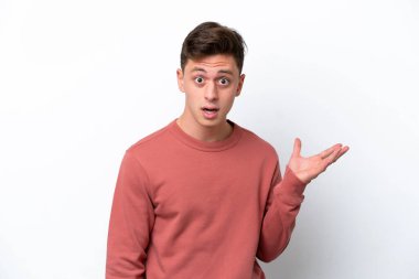 Beyaz arka planda izole edilmiş yakışıklı Brezilyalı genç şüpheli hareketler yapıyor.