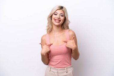 Beyaz arka planda yalıtılmış genç bir Rus kadın. Sürpriz bir yüz ifadesi var.