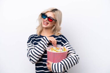 Beyaz arka planda 3 boyutlu gözlüklü ve elinde koca bir kova patlamış mısır tutan genç bir Rus kadın.