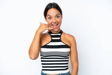 Beyaz arka planda izole edilmiş genç İspanyol bir kadın telefon jesti yapıyor. Bana geri dönüş işareti ver.