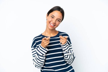 Beyaz arka planda izole edilmiş genç İspanyol kadın mutlu bir ifadeyle öne bakıyor.