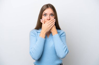 Litvanyalı genç bir kadın beyaz arka planda izole edilmiş, ağzı elleriyle kapatıyor.