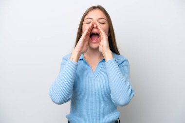 Genç Litvanyalı kadın beyaz arka planda izole edilmiş bağırıyor ve bir şey duyuruyor.