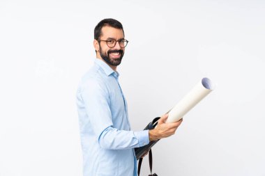 İzole edilmiş beyaz arka planda sakallı genç bir mimar.