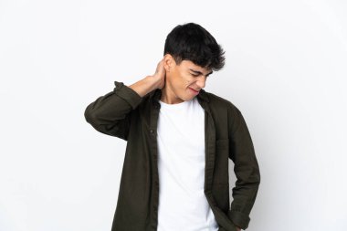 Boynu ağrıyan, soyutlanmış beyaz bir geçmişi olan genç adam.