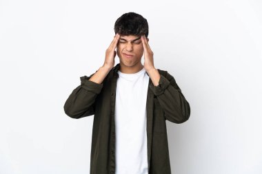 Başı ağrıyan, izole edilmiş beyaz bir geçmişi olan genç adam.