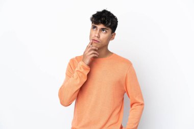 İzole edilmiş beyaz arka planı olan genç bir adam.