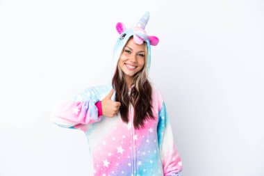 Beyaz arka planda izole edilmiş tek boynuzlu at pijaması giyen genç bir Rus kadın baş parmak işareti yapıyor.