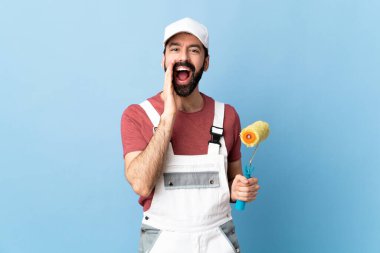 Yetişkin ressam mavi arka planda ağzı açık bağırıyor.