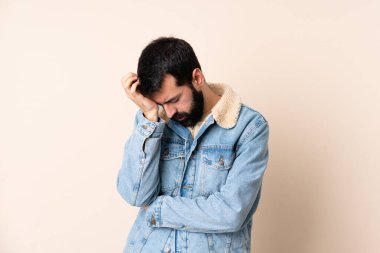 Kafkasyalı sakallı, soyutlanmış, baş ağrısı olan bir adam.