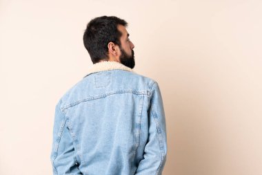 Arka planda izole edilmiş sakallı, beyaz bir adam.