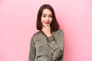 Pembe arka planda izole edilmiş genç Ukraynalı kadın