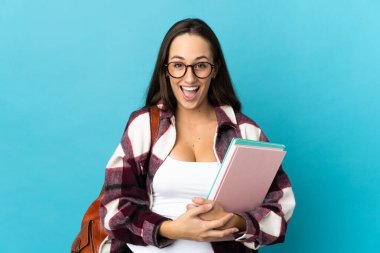 Yüzünde sürpriz bir ifadeyle izole edilmiş genç bir kız öğrenci.