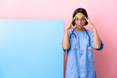 Karma ırk cerrahı genç bir kadın. Büyük bir afişle izole edilmiş arka planda, sürpriz bir ifadeyle.