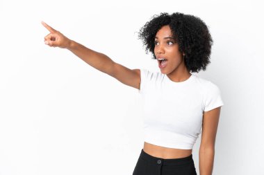 Beyaz arka planda izole edilmiş genç Afrikalı Amerikalı kadın